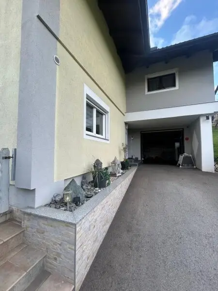 Eigennutzen oder Vermieten: Modernisiertes Zweifamilienhaus 195m² mit 6 Zimmern in verkehrsgünstiger Lage zur St Veiter Strasse , in Kärnten  € 419.000