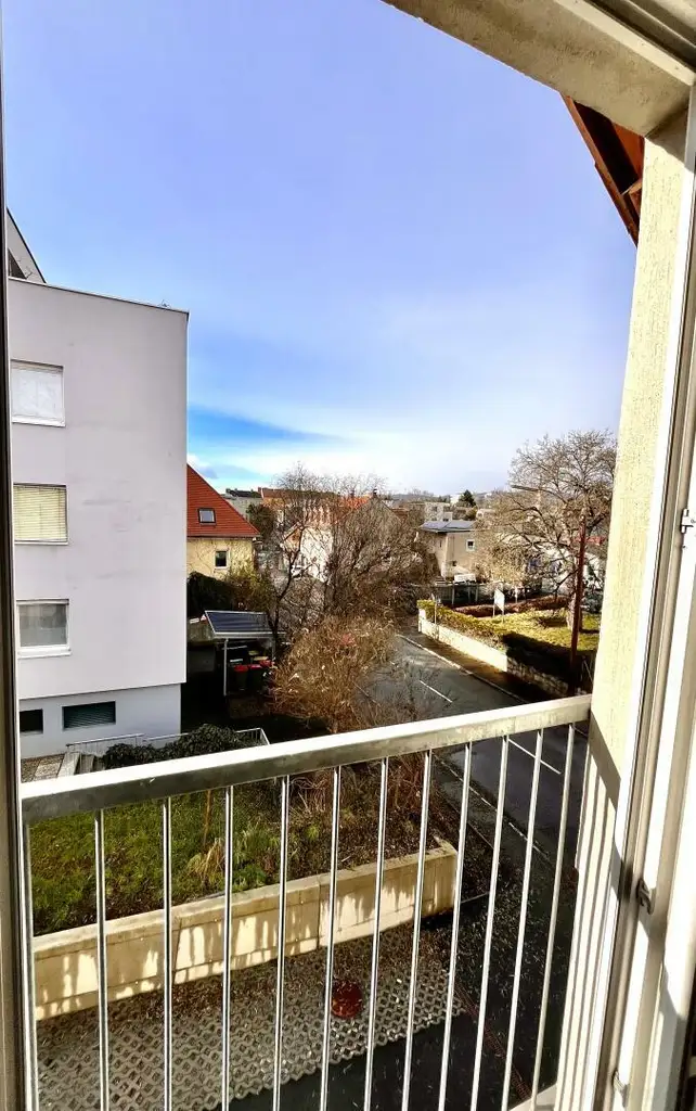 Kleine 2 Zimmer Wohnung im Dachgeschoss mit französischem Balkon.