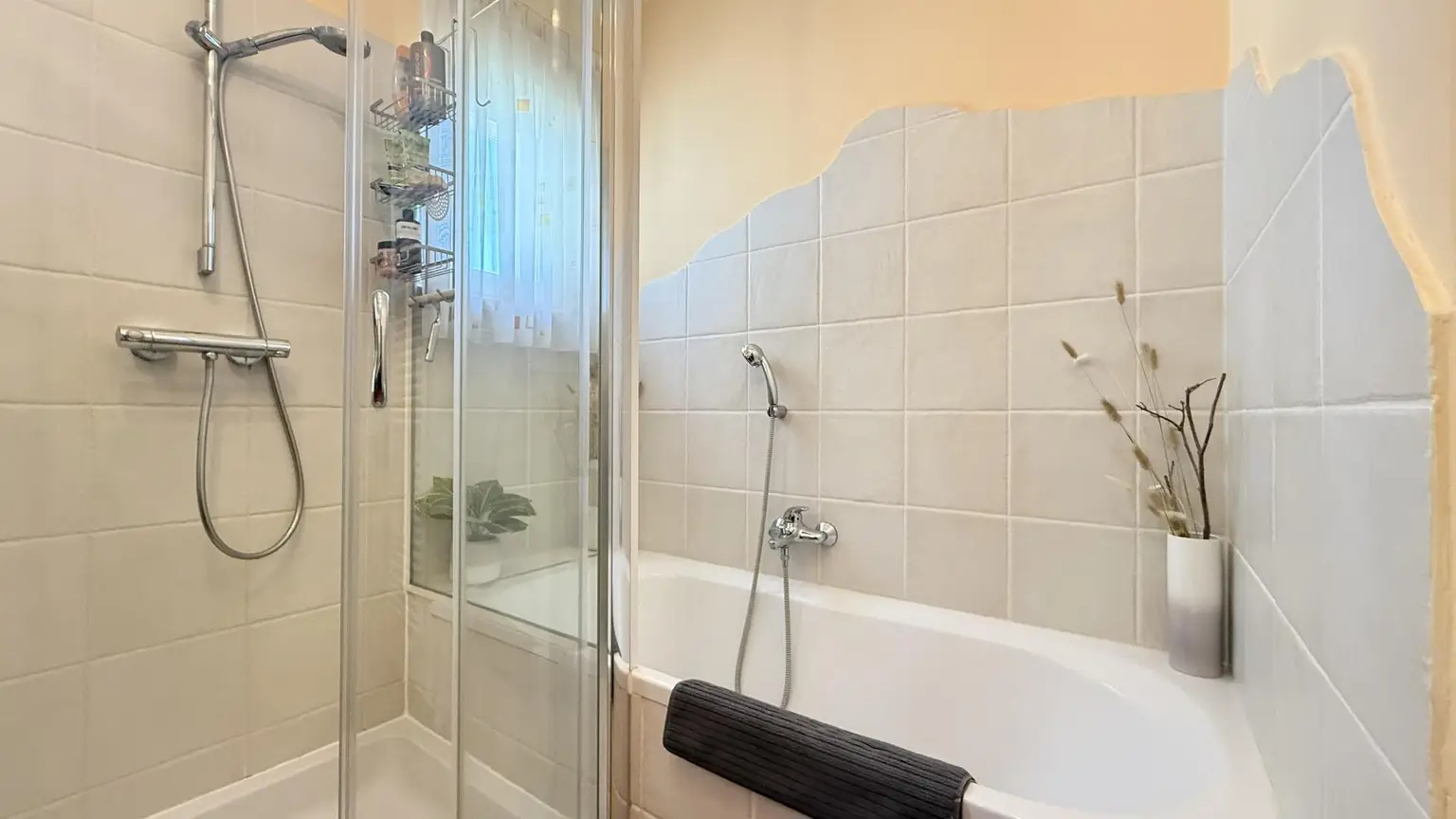 Badewanne mit Dusche im OG