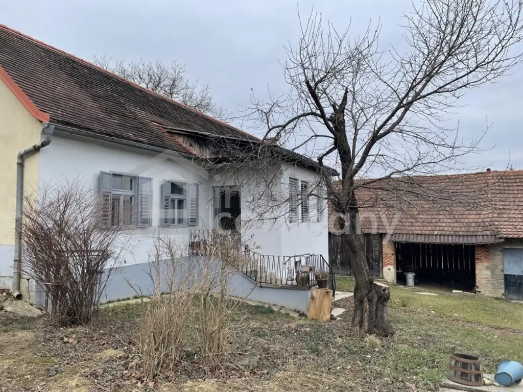 Schönes Bauernhaus mit Nebengebäuden für Selbstversorger