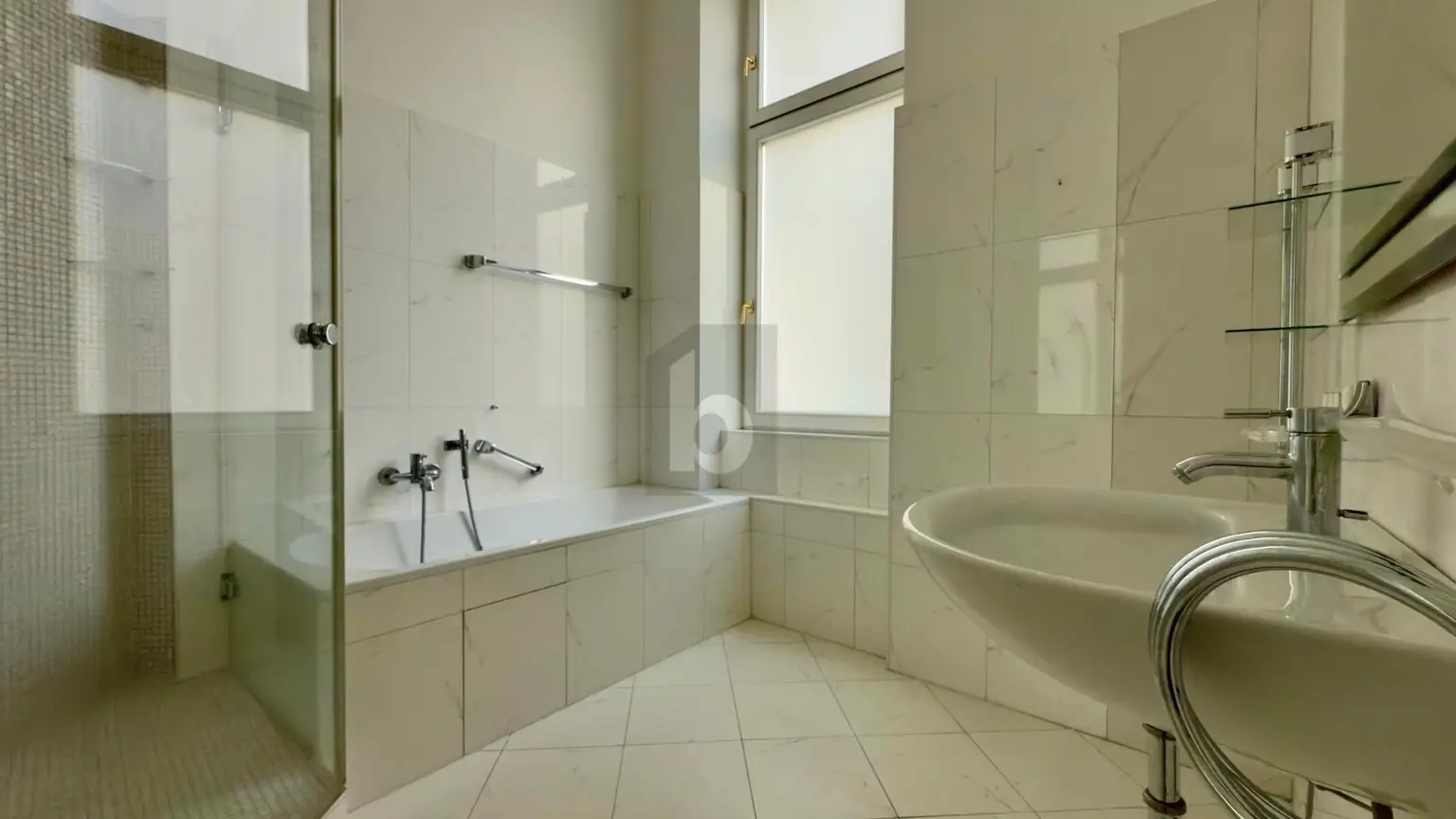 CHARMANTER GERÄUMIGER ALTBAU - TOP GEPFLEGT MIT KLIMAANLAGE