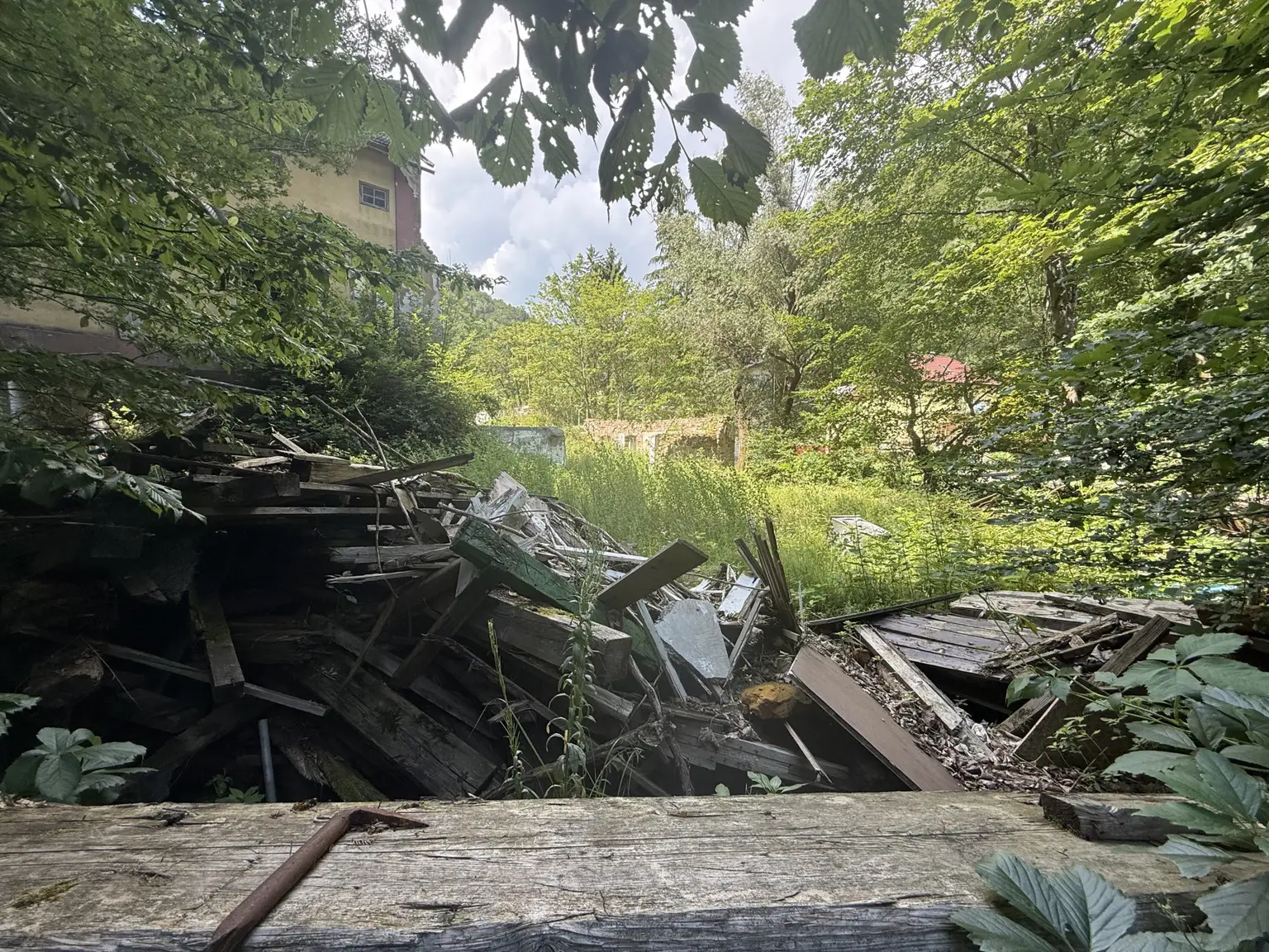 Blick gen ehemaliges Wirtschaftsgebäude