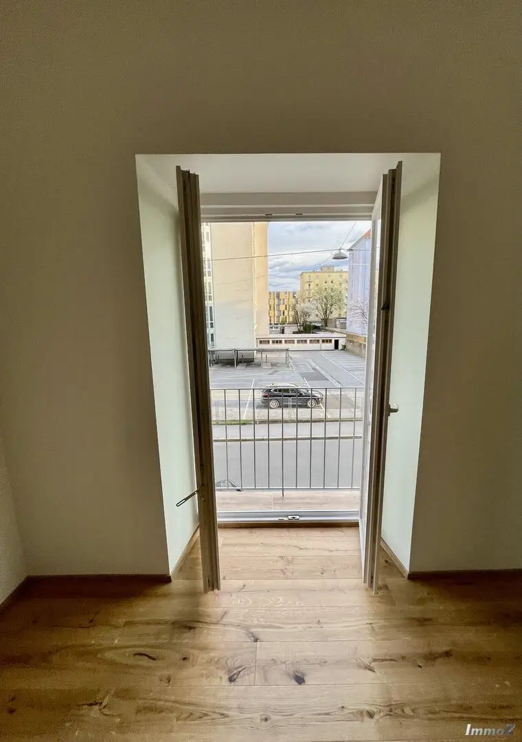 Wohn-Schlafzimmer mit franz. Balkon