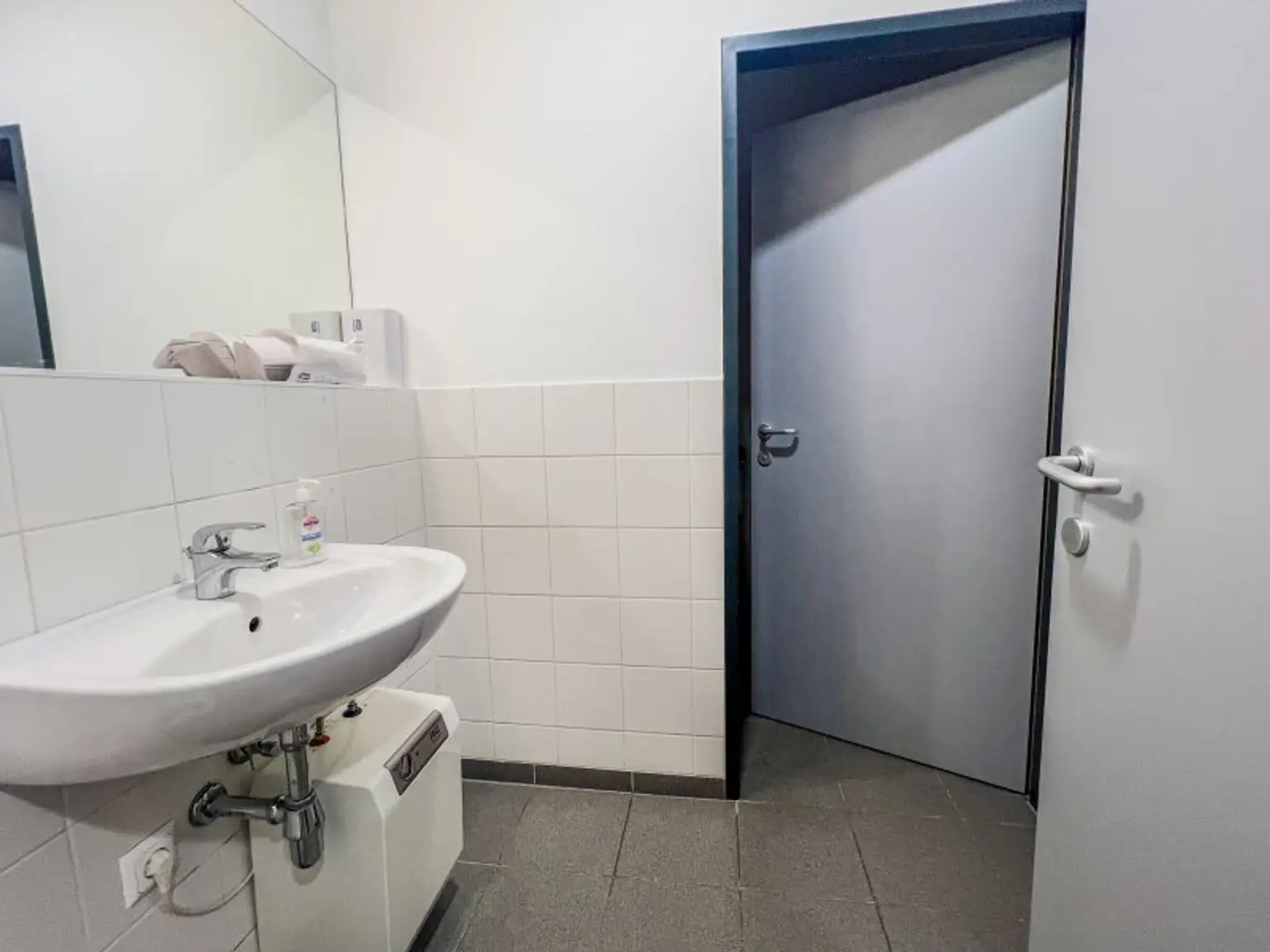 Büro- und Hallenkombination - U6-Station Perfektastraße