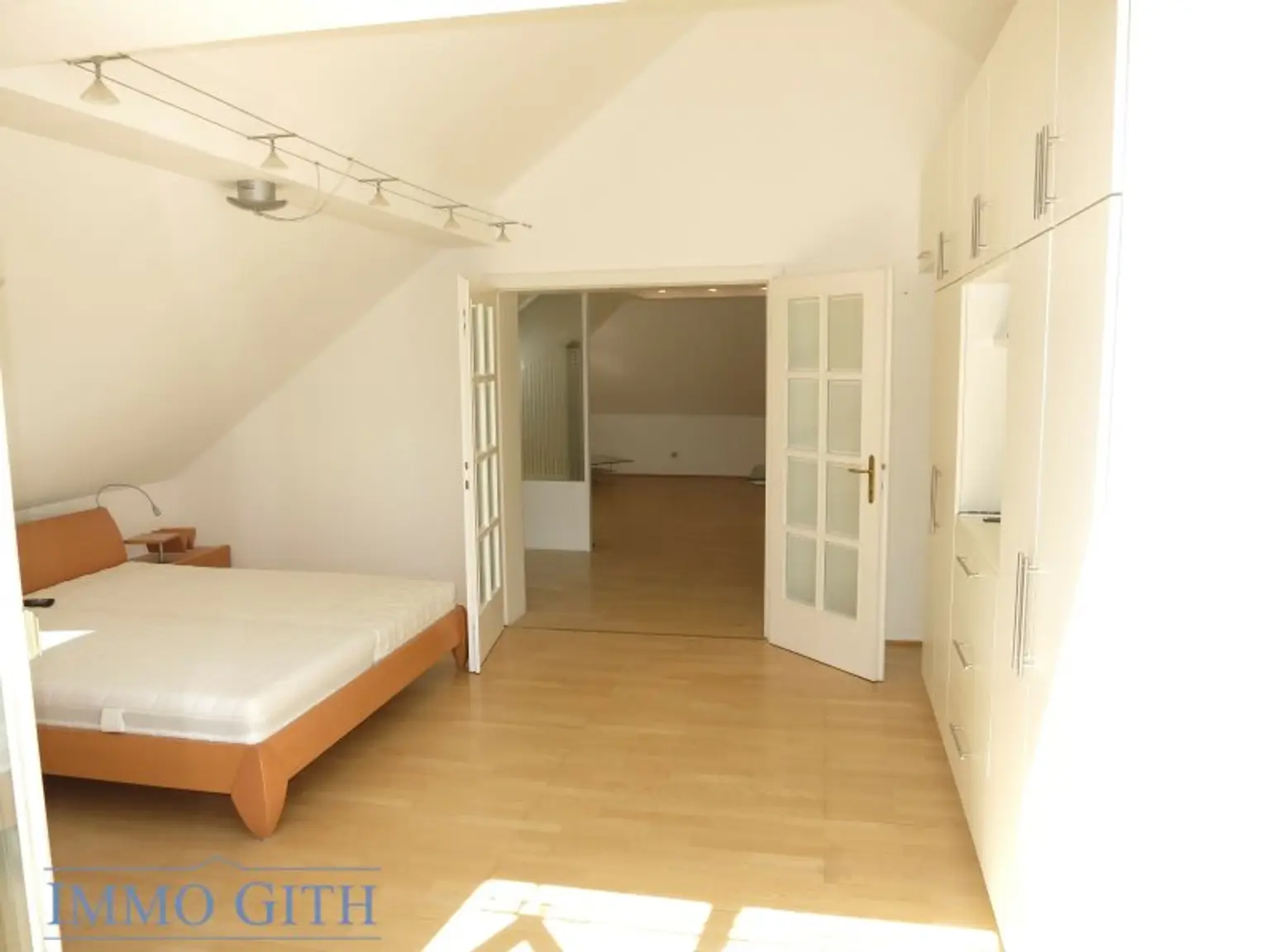 PROVISIONSFREI: PENTHOUSE MIT TERRASSE, LIFT UND KLIMA-ANLAGE IN HIETZINGER VILLA!