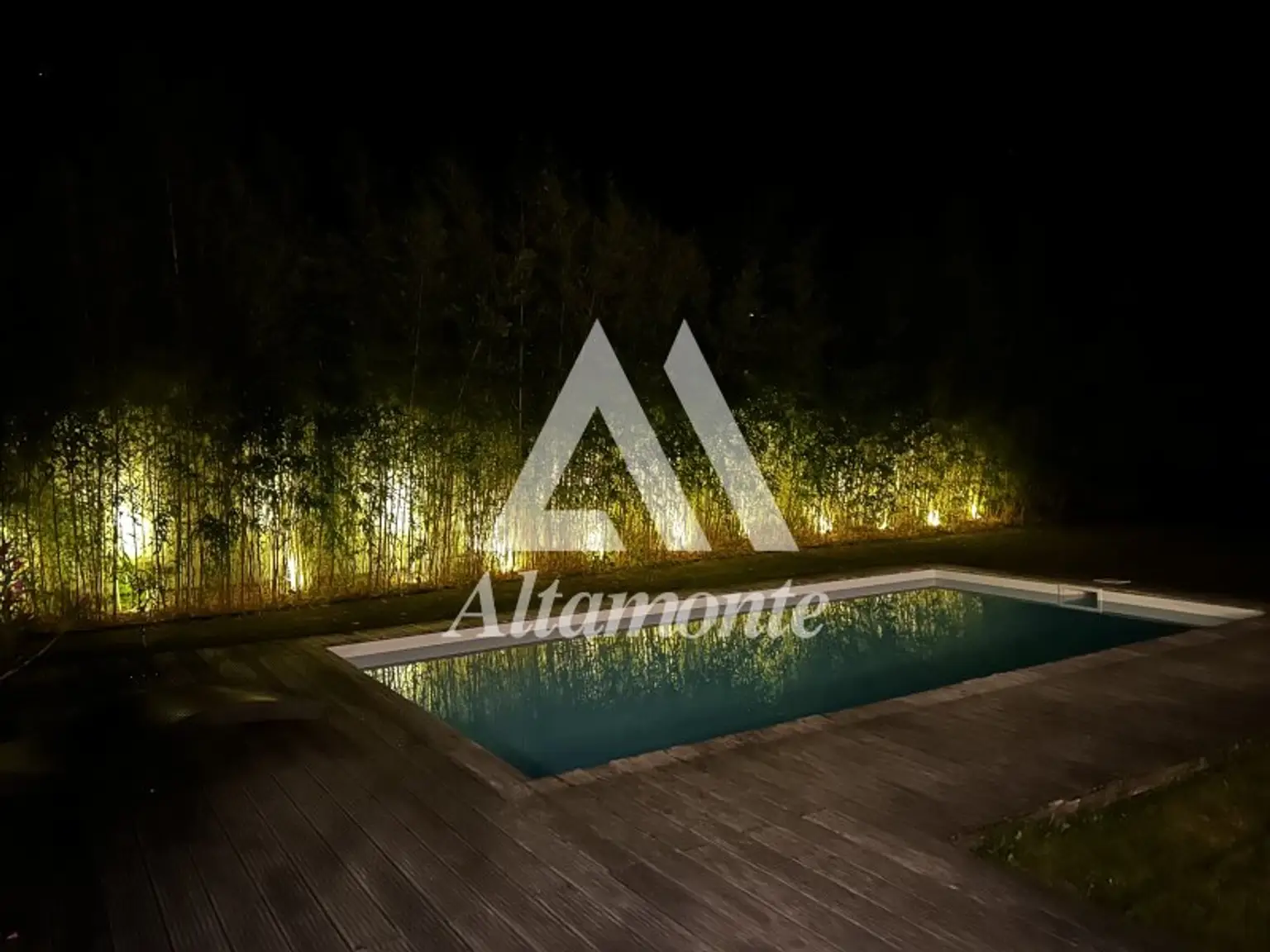 Pool bei Nacht