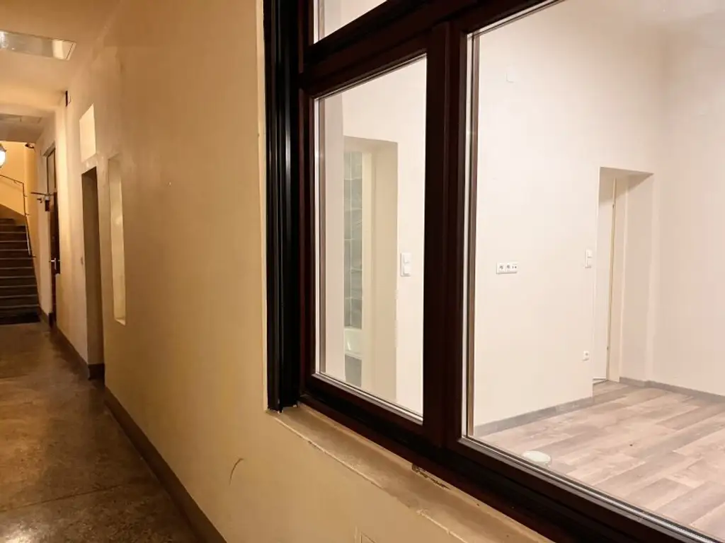 Helles Erdgeschoss-Büro mit hervorragender Sichtbarkeit und direktem Straßenzugang