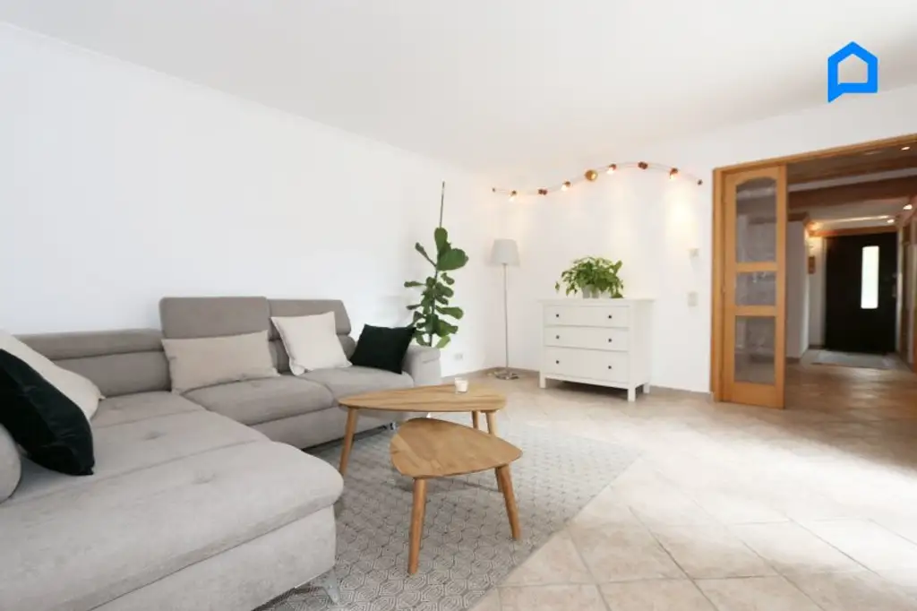 Sehr gepflegtes großzügiges Eckreihenhaus , Garten, Pergola, Terrasse, 4,5 Zimmer, plus Kellerräume, Garage