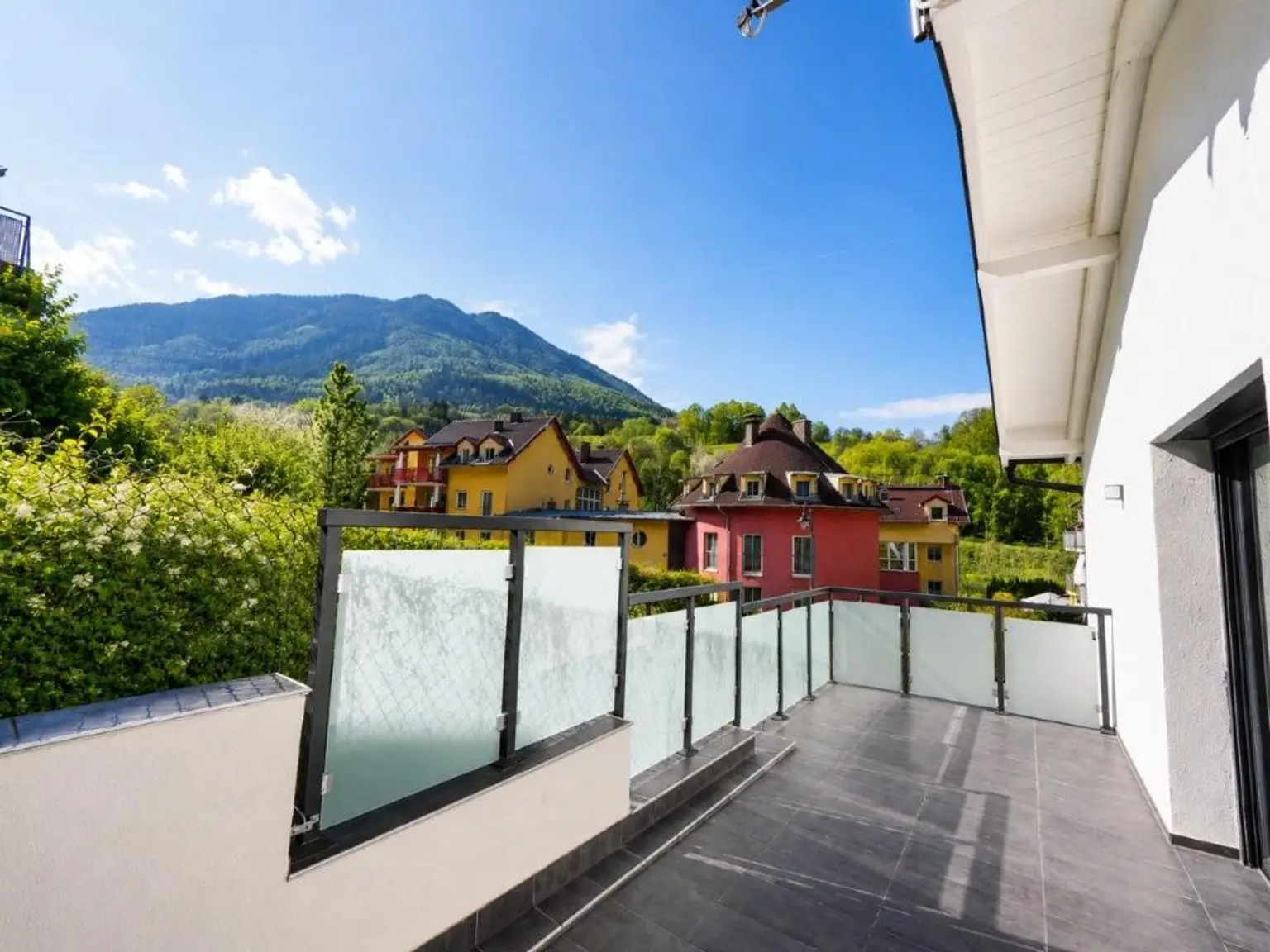 Terrassenbereich_im_Obergeschoss_mit_herrlichem_Ausblick_von_Top_2