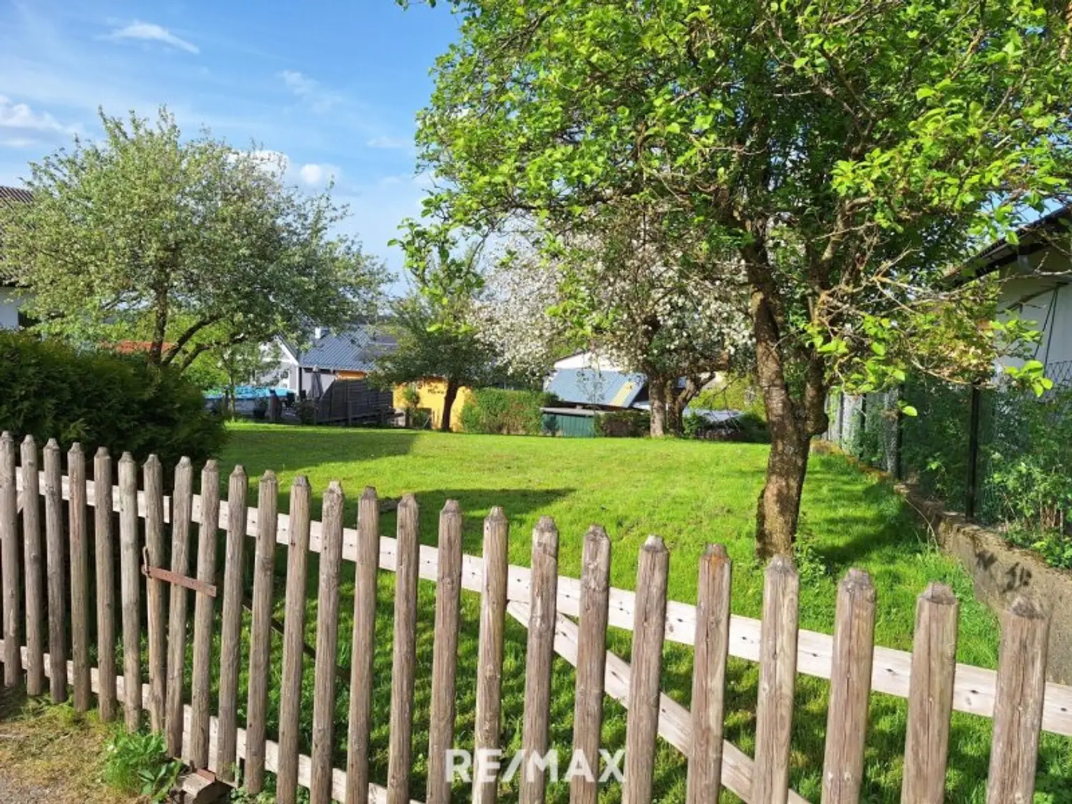 Einfahrtstor mit Blick auf den Grund