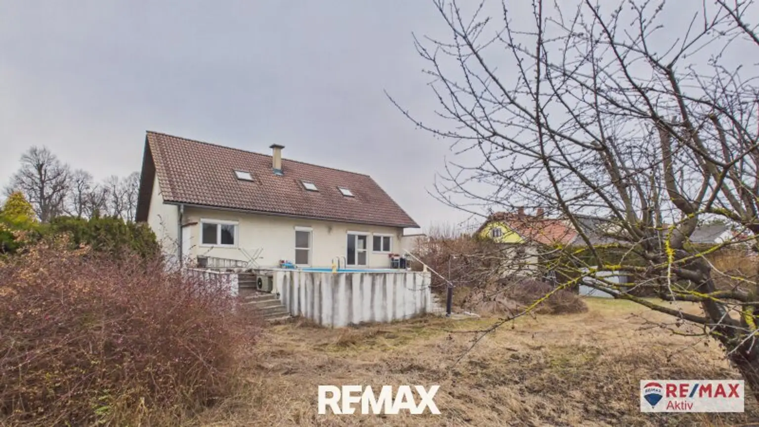 Einzugsbereites Haus mit großer Garage und großem Grundstück