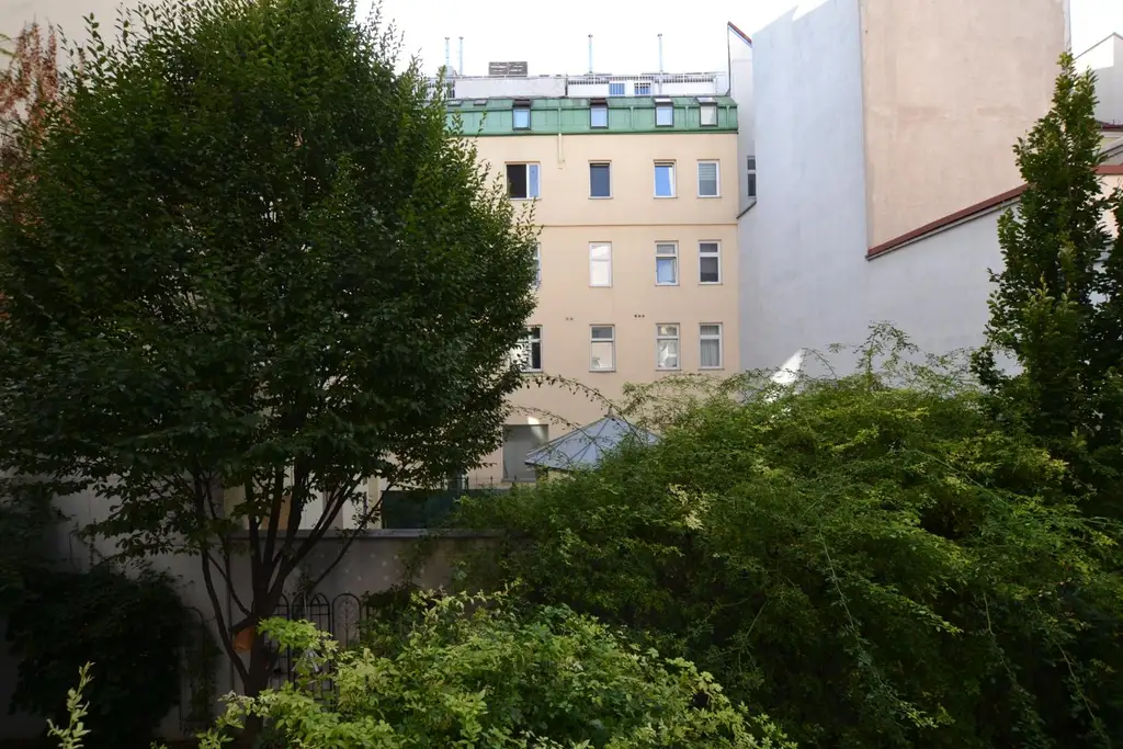 Gemütliche 2-Zimmer-Altbauwohnung mit Balkon und top Infrastruktur!