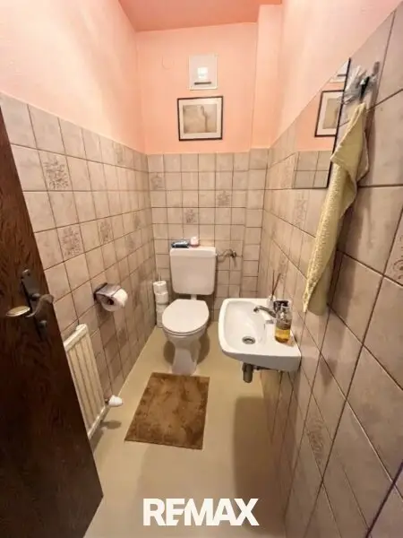 separates WC