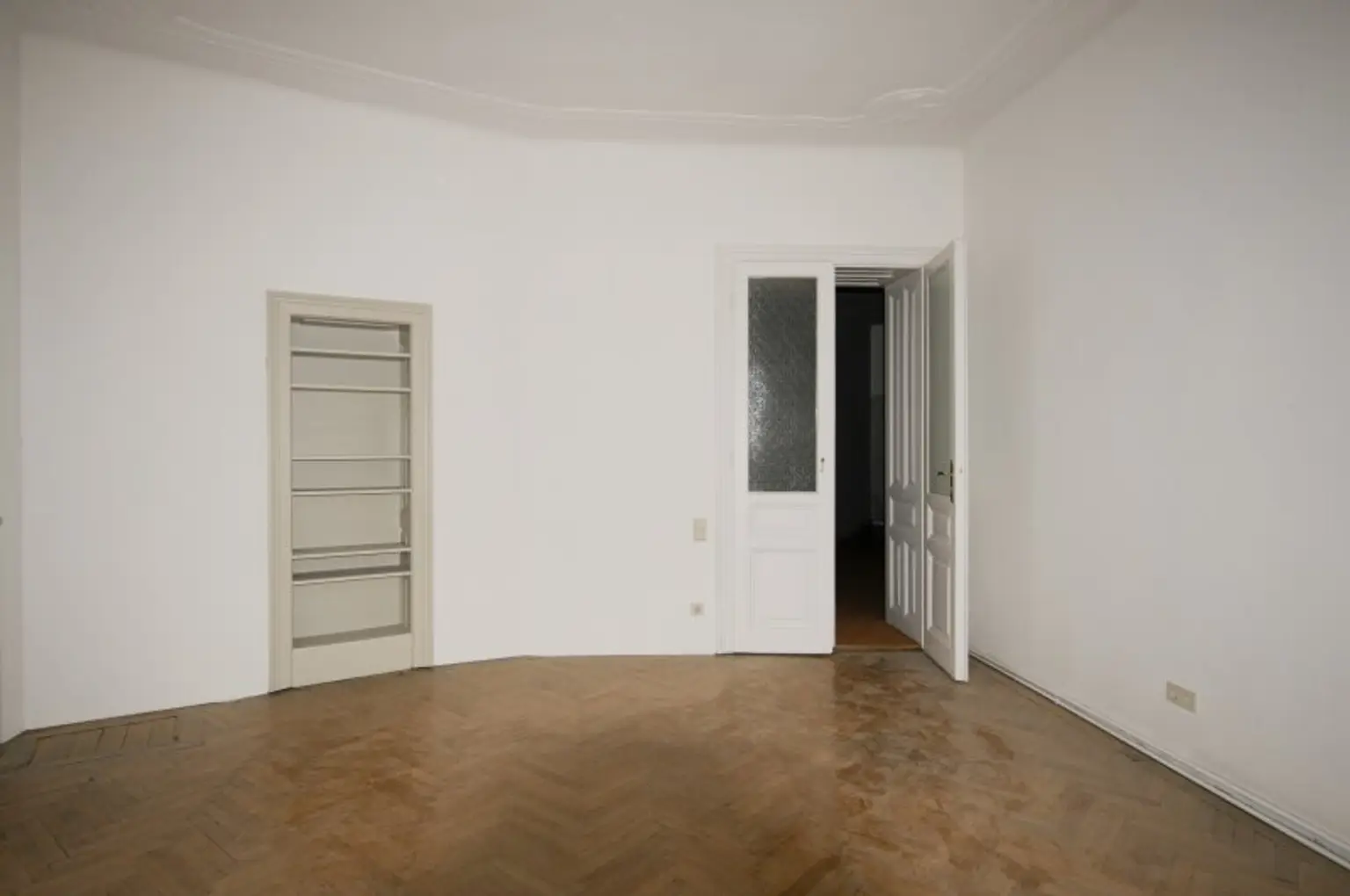 3-ZIMMER-ALTBAU MIT BALKON - SANIERUNGSBEDÜRFTIG IN TOP LAGE!