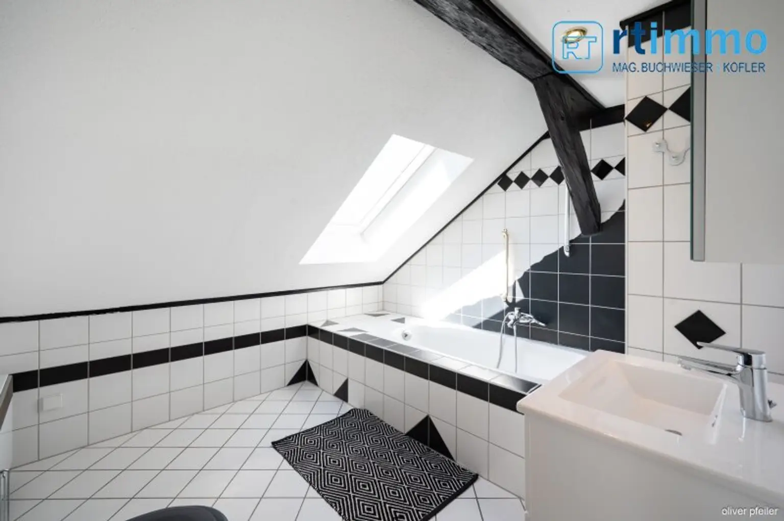 IHR FAMILIENDOMIZIL: KLIMATISIERTE GERÄUMIGE STADTVILLA MIT SCHÖNEM GARTEN, NEBENGEBÄUDEN UND SPIELPLATZ