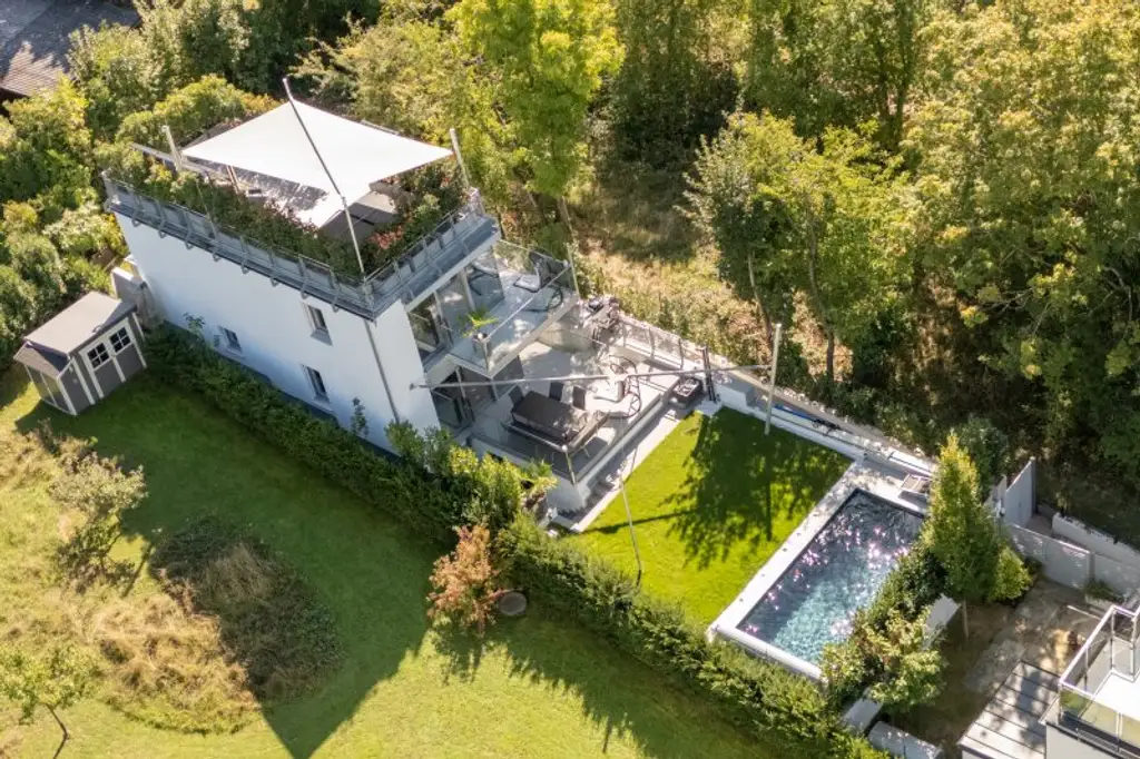 Exklusives Weinberg-Refugium: unverbaubarer Panoramablick in absoluter Ruhelage I hightech Pool I Dachterrasse mit Whirlpool I Erdwärme, Solarpaneele, Fußbodenheizung, Kühldecke