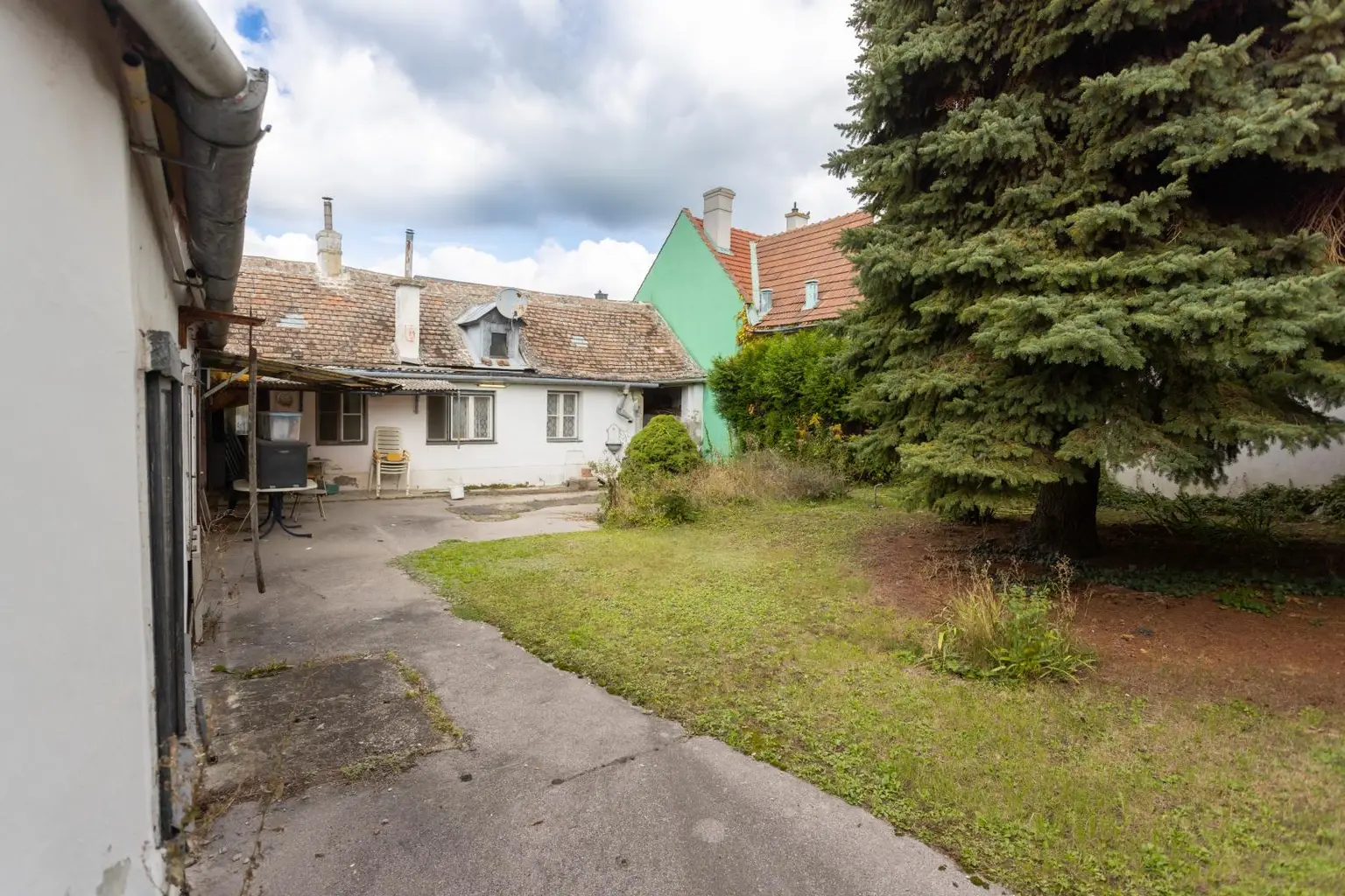 Kaiserebersdorf: Grundstück mit Altbestand und Entwicklungspotenzial