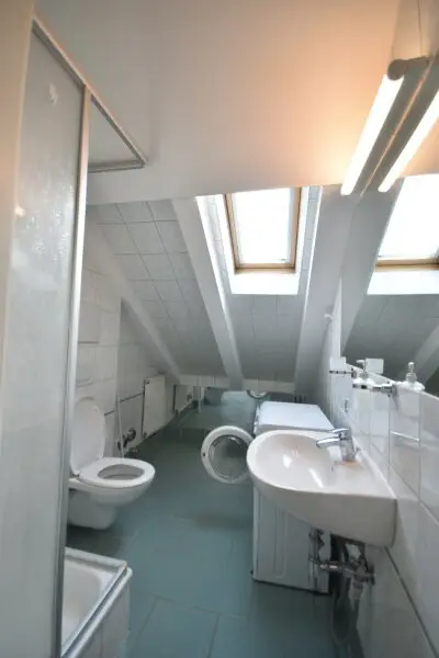 Badezimmer - Kleines möbliertes 2 Zimmer Apartment mit Balkon und schöner Aussicht Miete Oberndorf bei Salzburg