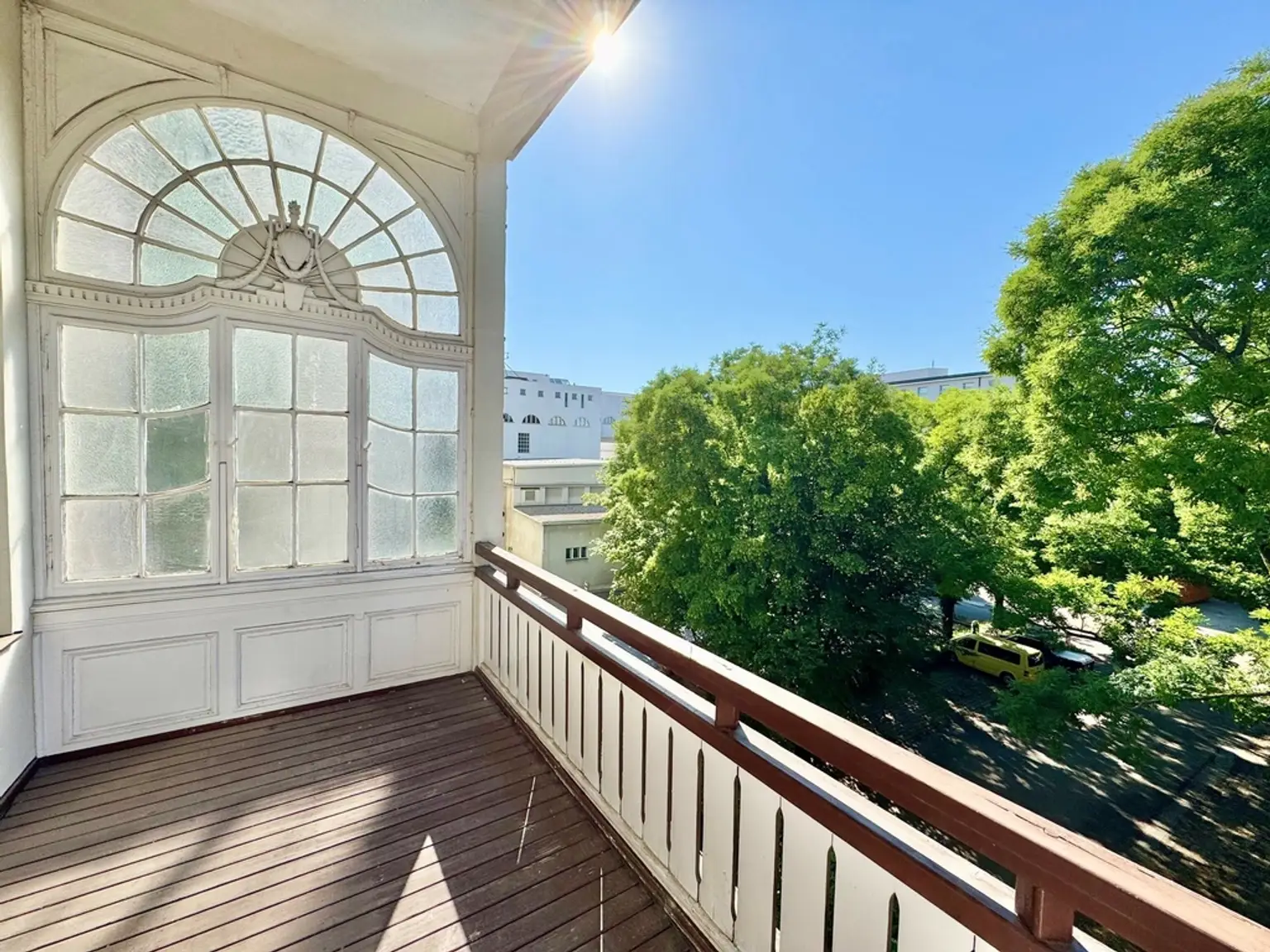 TOPLAGE NÄHE THERESIANUM | EXKLUSIVE, HELLE 5-ZIMMER | ALTBAU MIT GARTENSEITIGEM BALKON | U-BAHN-NÄHE