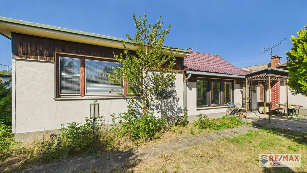 Sanierungsbedürftiges Haus mit riesigem Grundstück und Nebengebäuden
