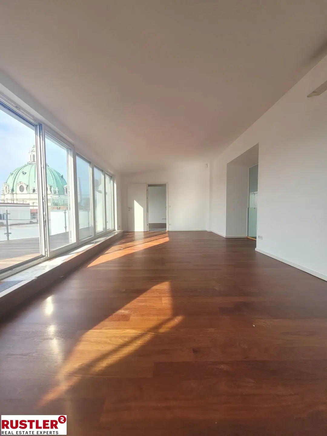 TRAUMHAFTE DG-WOHNUNG MIT BLICK AUF DIE KARLSKIRCHE!