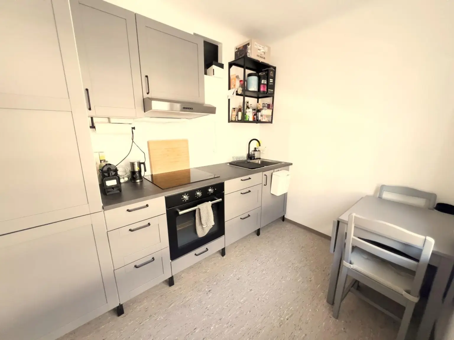 "Neu renovierte 1-Zimmer-Wohnung mitten im 12ten!"