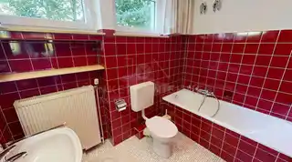 Bad mit Dusche und Wanne