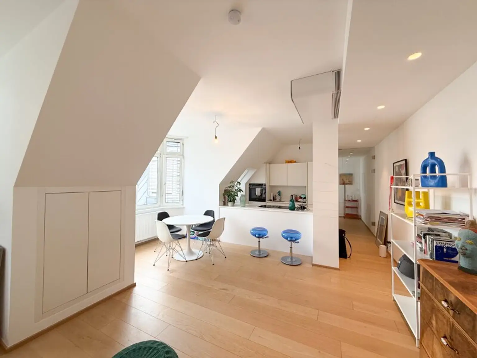 TOP MODERNE 2-Zimmer DG-Wohnung in bester City Lage zu vermieten!