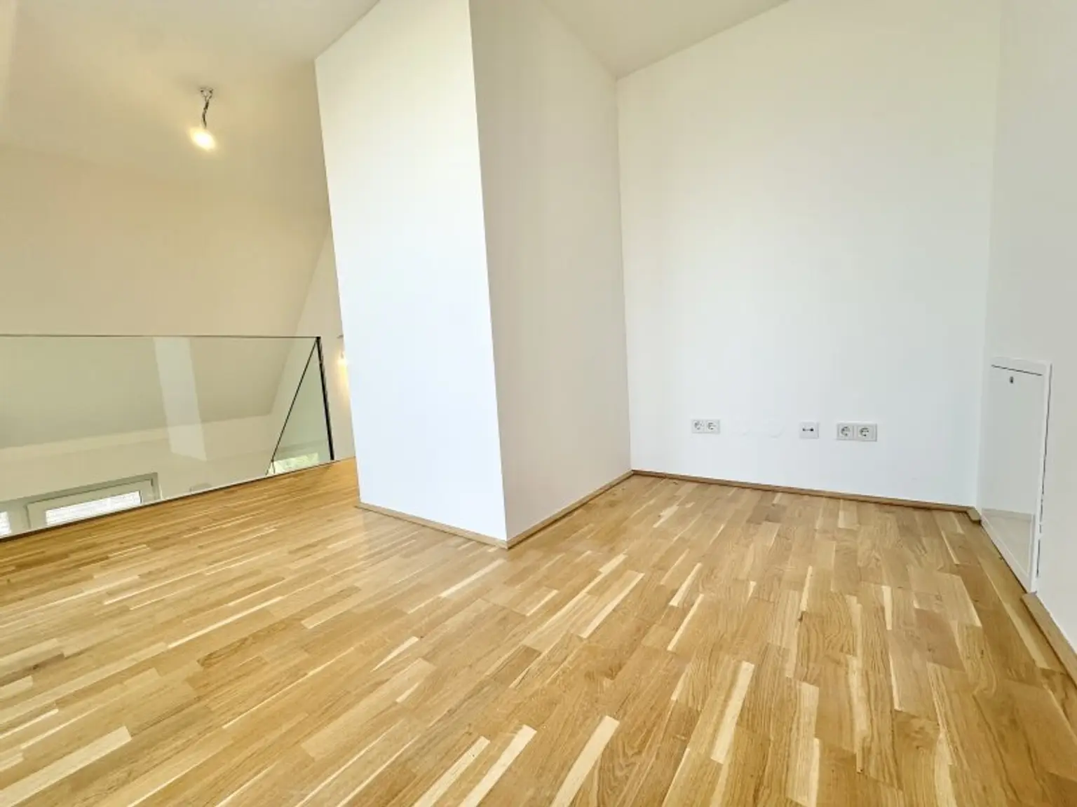 Hier müssen Sie schnell sein - AB SOFORT BEZIEHBAR!! Tolle 3 Zimmerdachgeschosswohnung + zwei Terrassen! Absolute Toplage! U1 Kagranerplatz!!