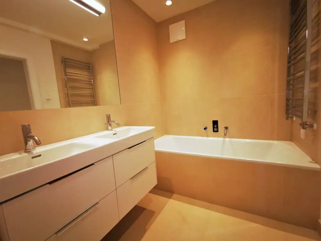 Dachgeschosswohnung der Superlative: 3 Zimmer mit viel Freifläche & Luxus pur in Citynähe : ab November zur Anmietung frei!