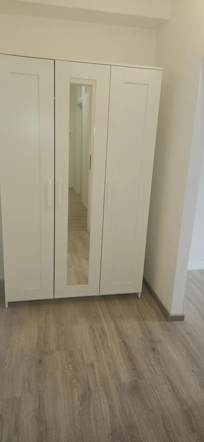 Zimmer mit Kleiderschrank