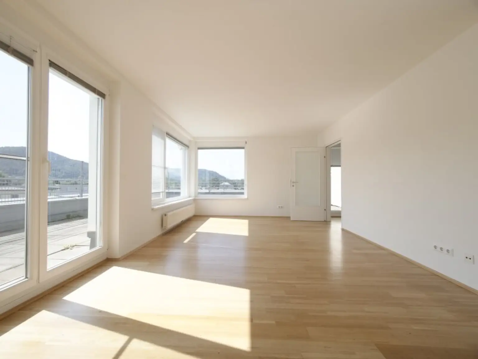 Exklusive Dachgeschoss-Maisonette mit supergroßer Terrasse und wunderbarem Fernblick & Tiefgaragenparkplatz