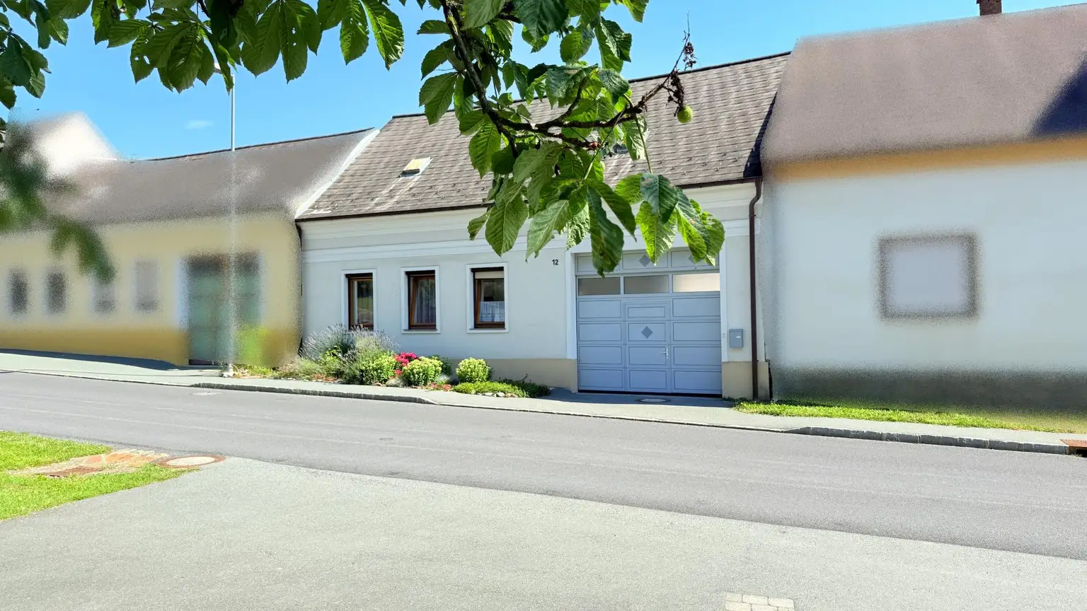 gepflegter Streckhof mit uneinsichtigem Innenhof und Weitblick