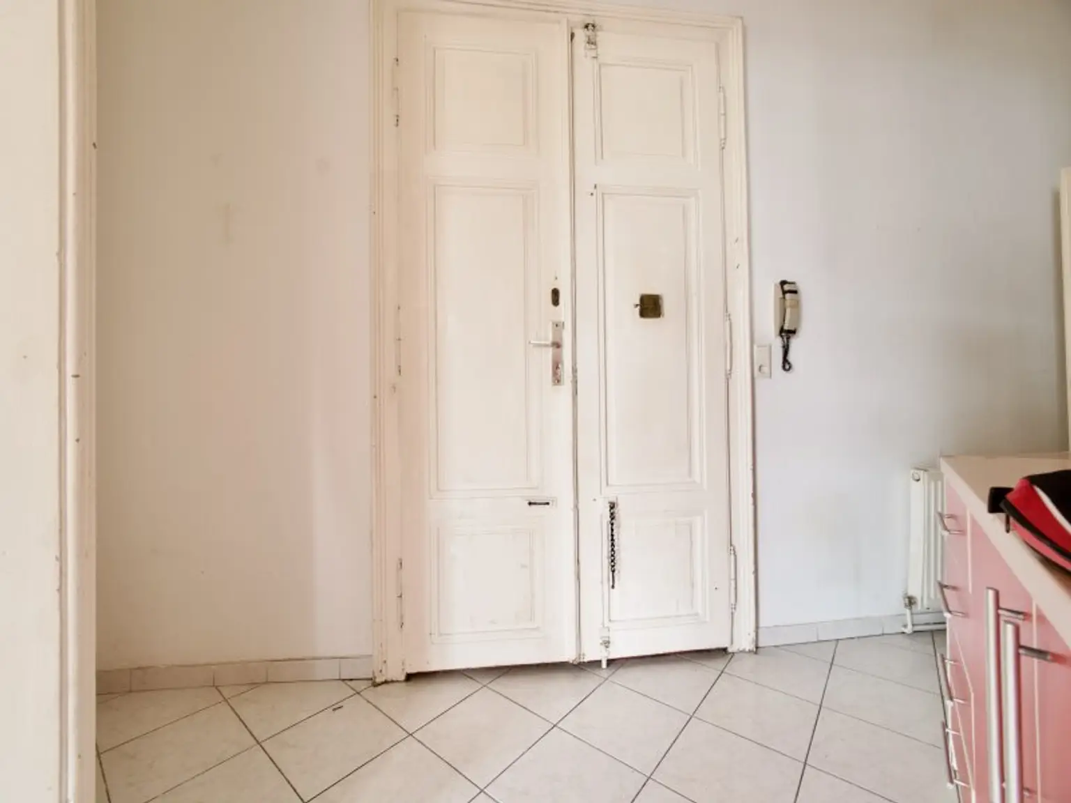 Renovierungsbedürftige Garçonnière in klassischem Gründerzeithaus in U-Bahn-Nähe