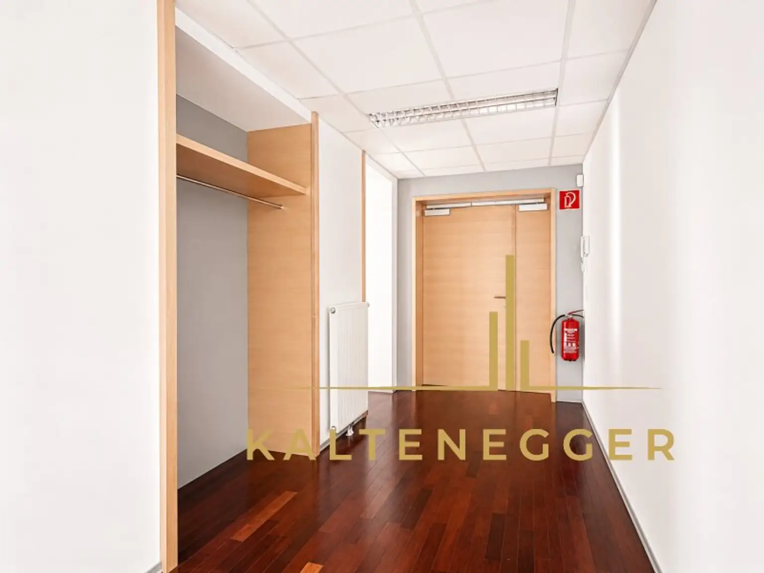 Eingangsbereich Büro mit Garderobe