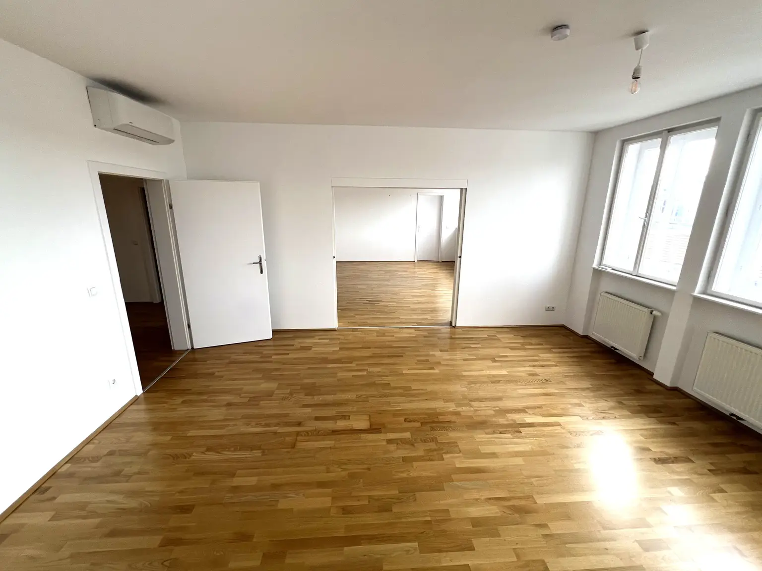 UNBEFRISTET: Wohnen in Bestlage: Attraktive klimatisierte Dachgeschoss-Wohnung in der Neubaugasse