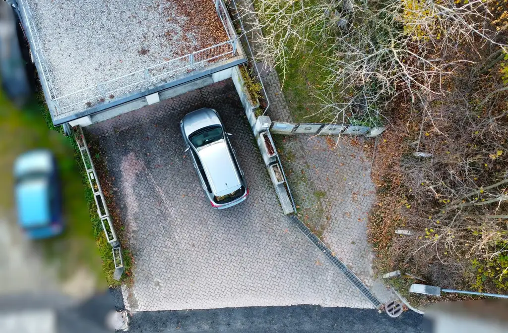 Haus mit zwei Wohneinheiten und Gartenidylle