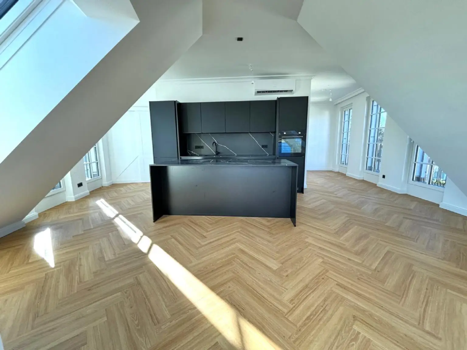 Stilvolle Dachmaisonette mit 3 Terrassen in neu errichteter Stilvilla + Garage 1180 Wien