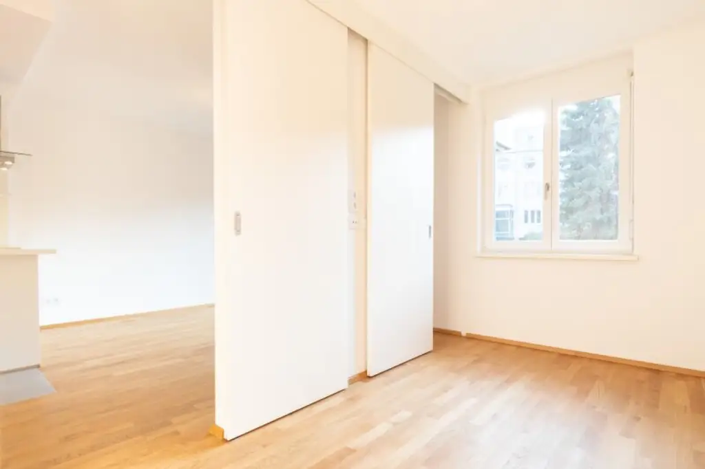 ZUM VERKAUFEN! Attraktive Kapitalanlage: Vermietete charmante Kleinwohnung mit großzügigem Balkon und Tiefgaragenstellplatz! Nähe U6 Spitz!
