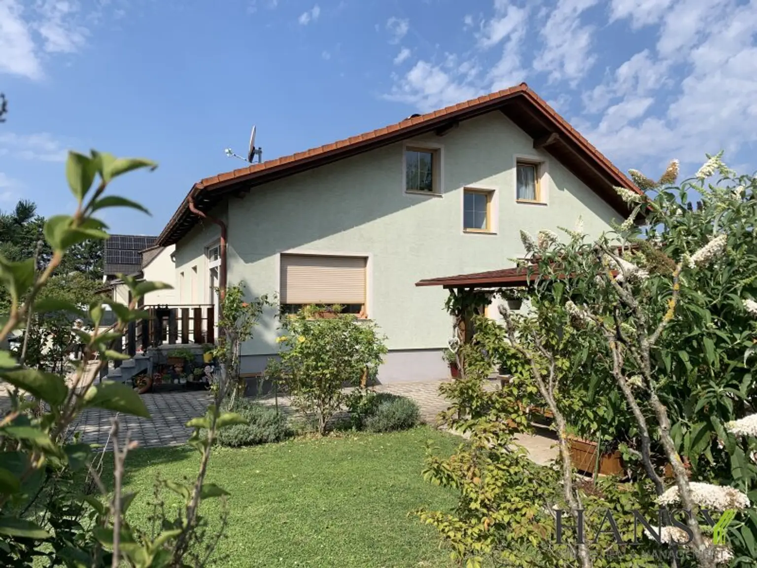 Großzügiges, bezugsfertiges Traumhaus mit Baugrund, Doppelgarage und Gartenidylle