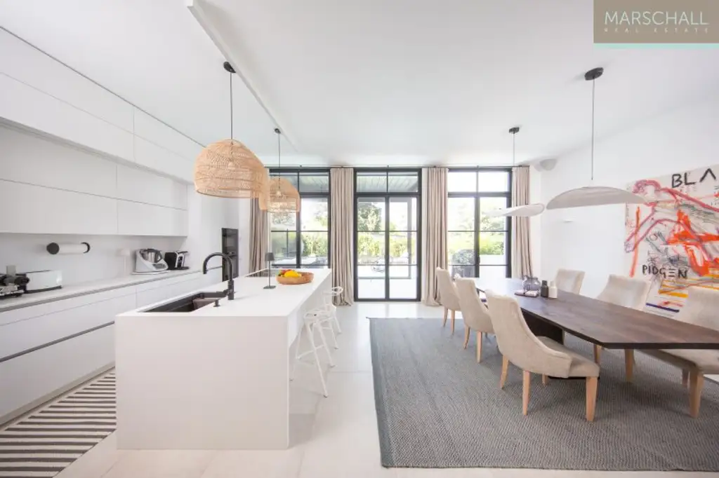 Außergewöhnliche Doppelhaus-Hälfte mit Pool