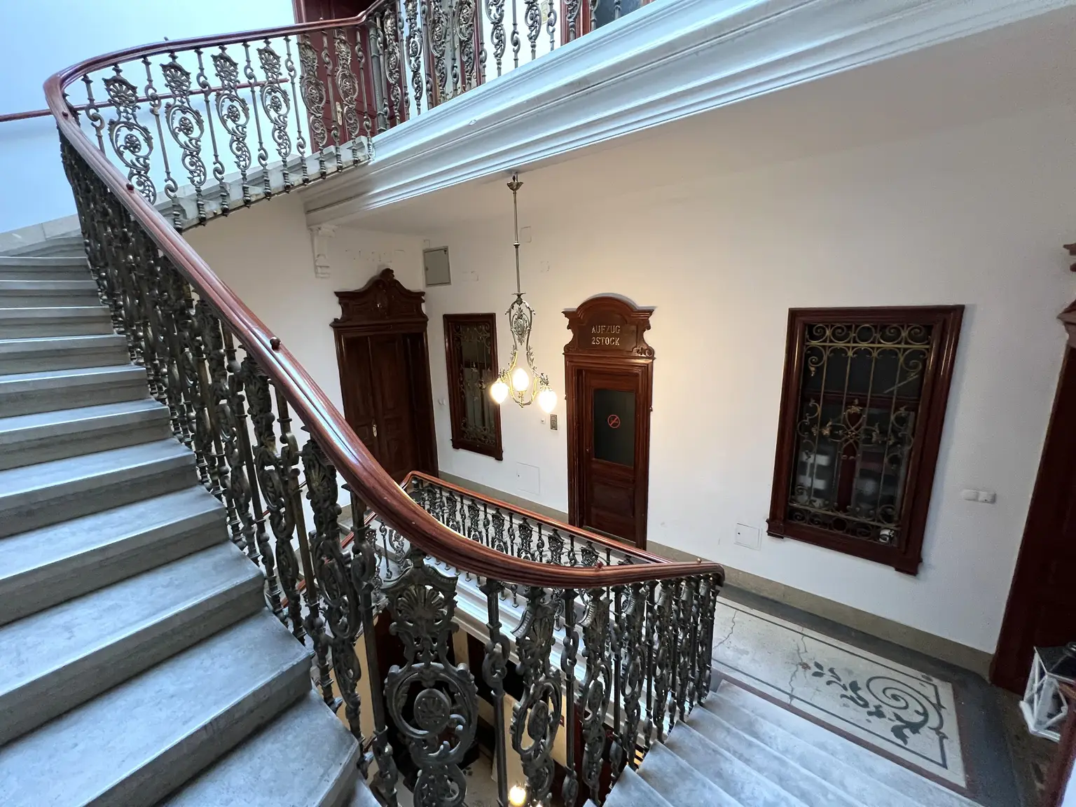 Prunkvolle 6-Zimmer Wohnung im repräsentativen Haus / Impressive 6-room-apartment in a representative building