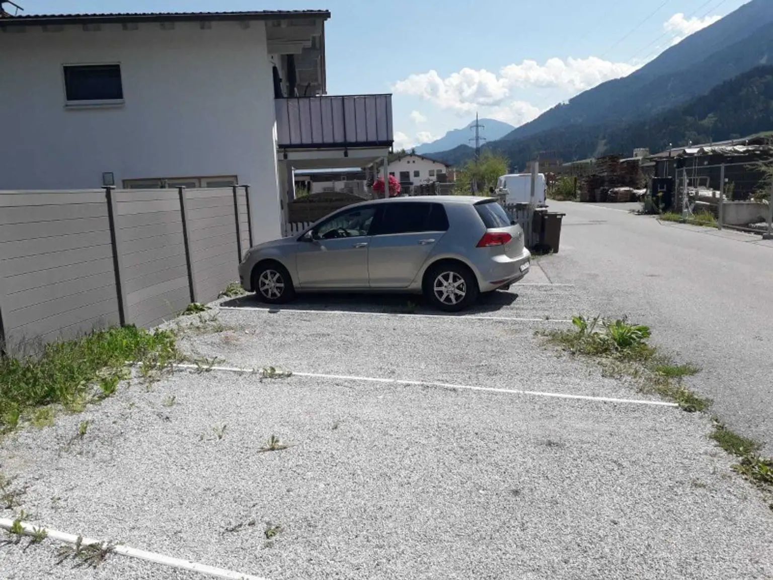 WOHNMOBIL-GEEIGNET: 1 Autoabstellplatz im Freien nähe Telfs ab sofort zu mieten
