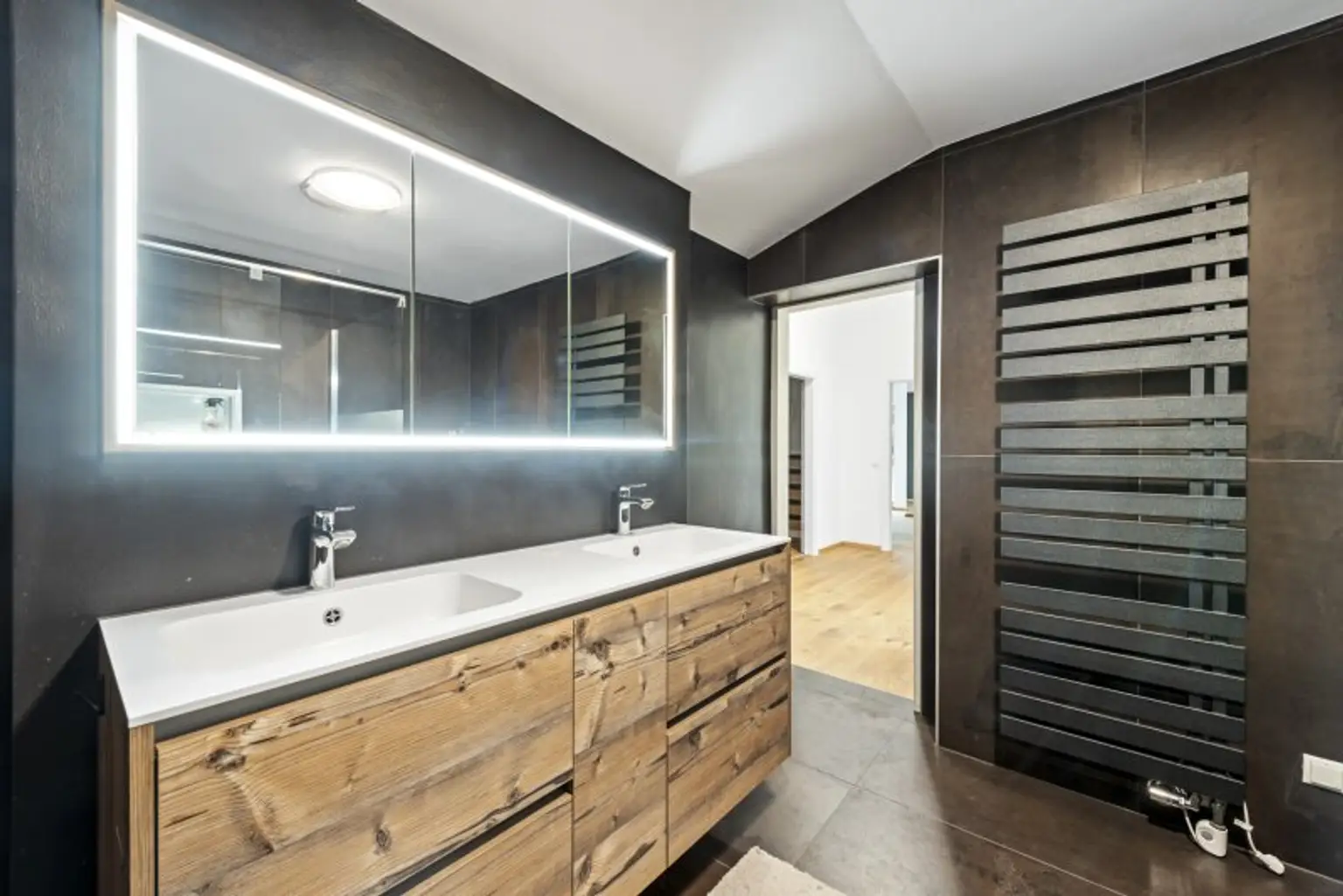 Exklusive Villa mit Nebengebäude in Gießhübl – Wohnen, Arbeiten & Wellness in Premiumlage