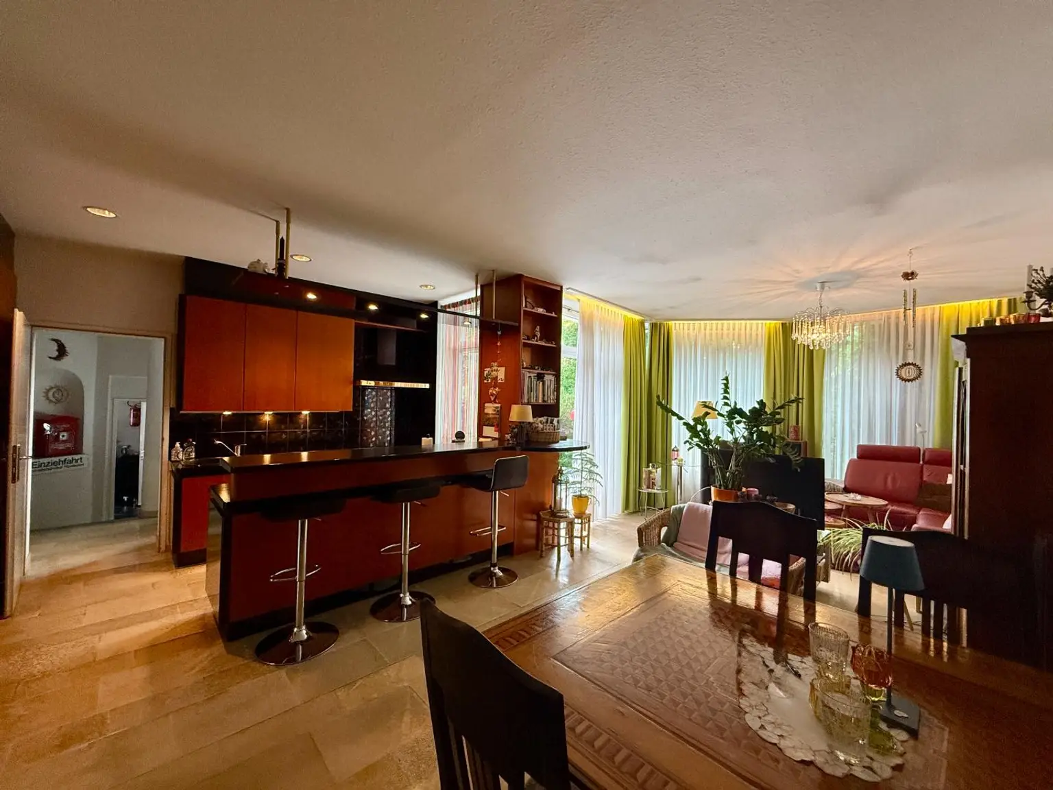 Stilvolles Einfamilienhaus mit Indoor-Pool, Sauna & Garten