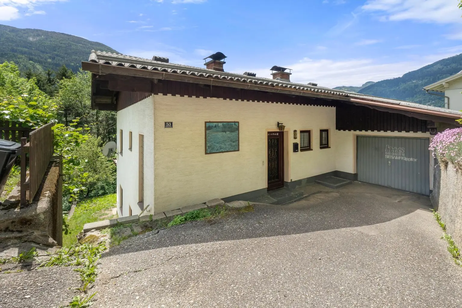 Eingangsbereich und Garage