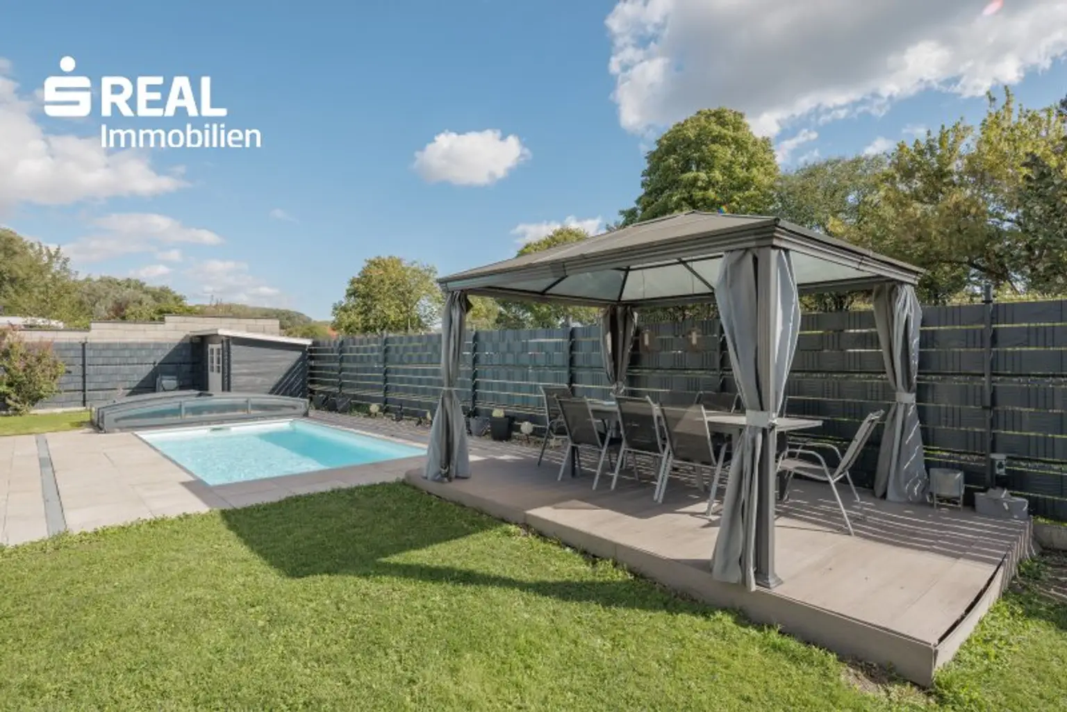 Pool und Pergola und Gartenhütte