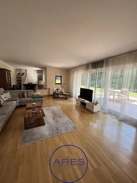 Villa mit Teich in Einzellage mit arrondierten ca. 5,6 ha großen Eigengrund