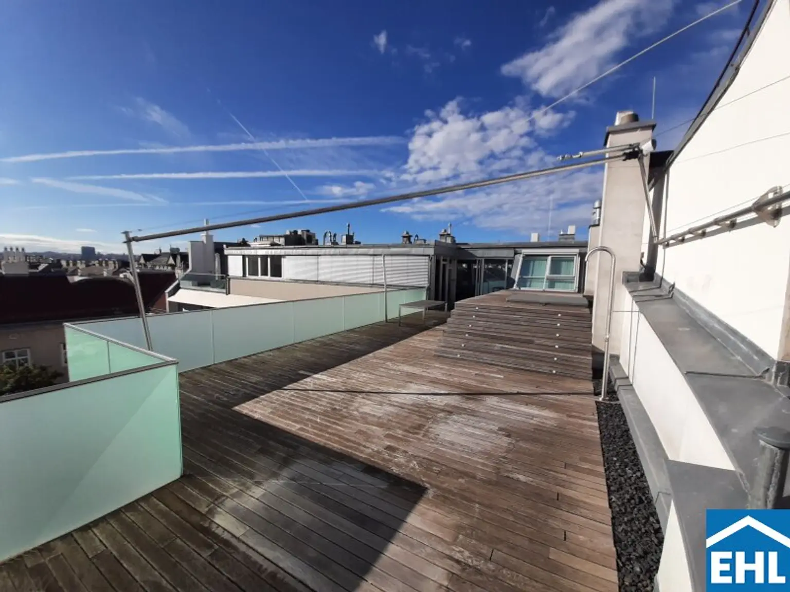 Designer Dachgeschoß-Wohnung mit großzügiger Terrasse auf einer Ebene