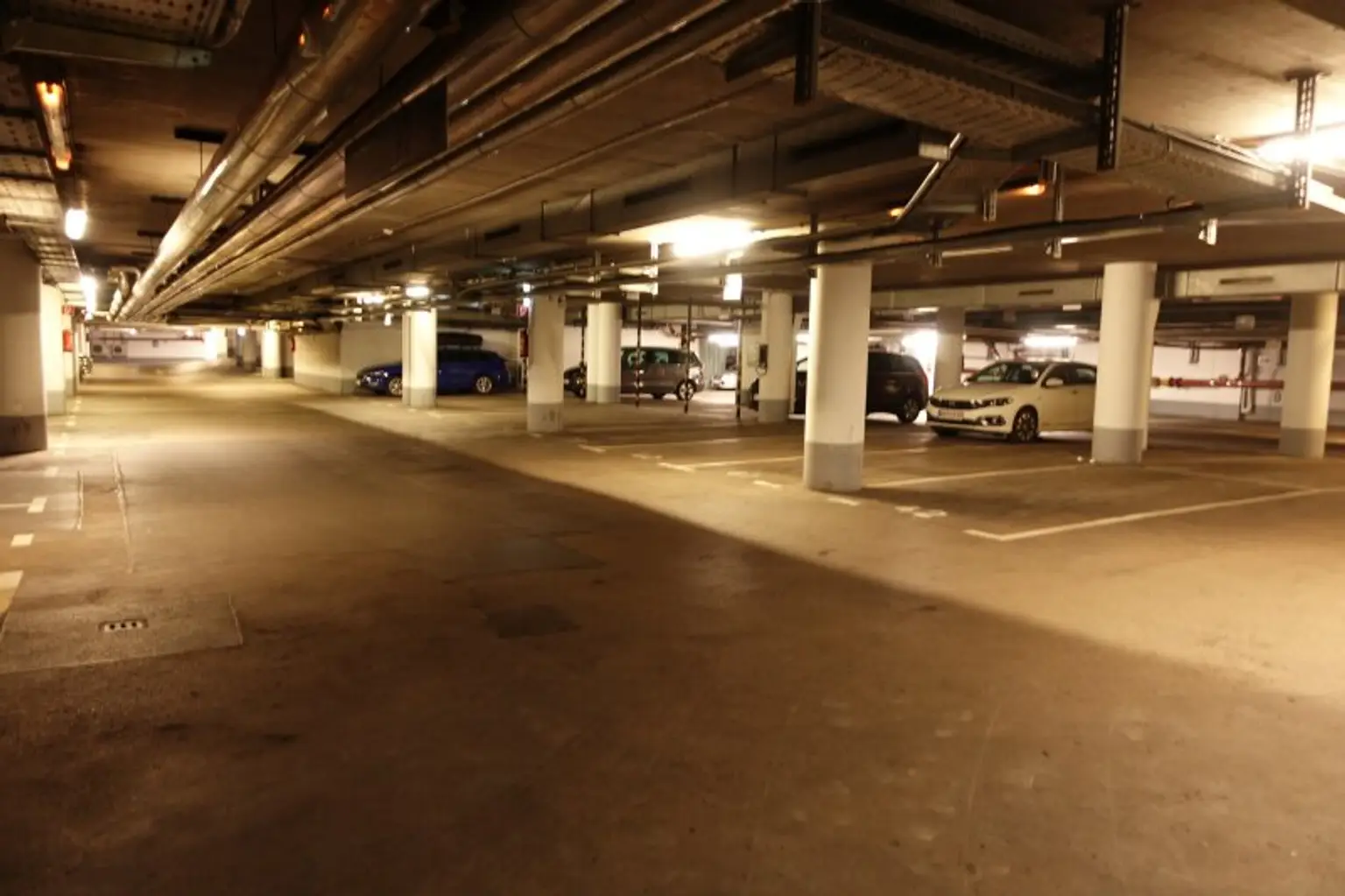 Garagenplätze gleich bei U4/U6 Längenfelgasse